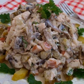 Салат с маринованными опятами и ветчиной — рецепт с фото пошагово