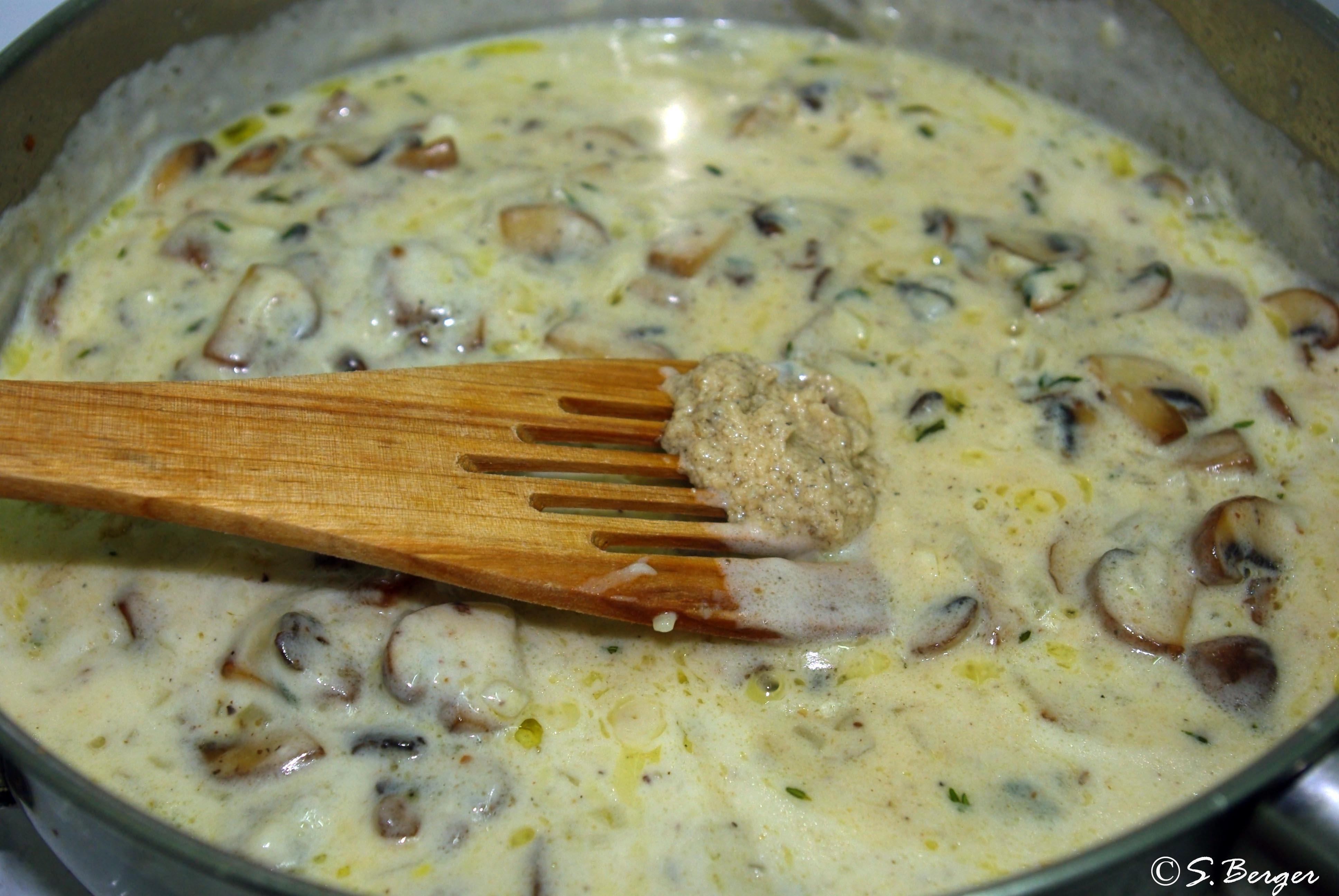 Подлива в сметанном соусе. Грибной соус из белых грибов. Грибы в сливочном соусе. Сметанно грибной соус. Грибной соус со сливками.
