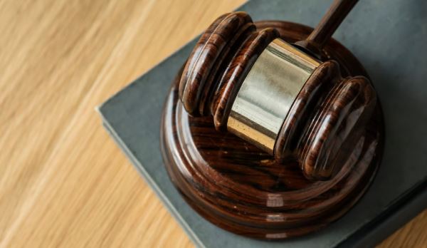 Нежелание водителя автобуса пускать туристов в туалет закончилось судом