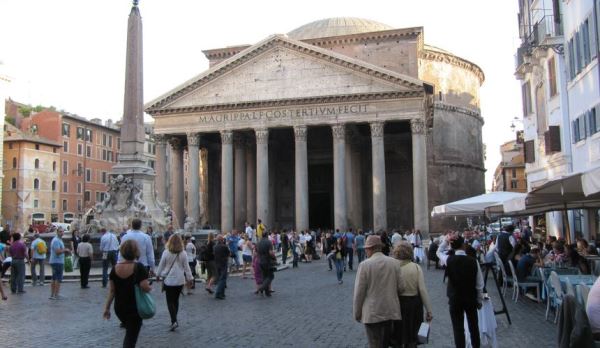 В Риме разбился турист, пытаясь сделать селфи на фоне Пантеона