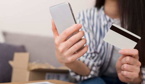 СМИ: турагент продолжает обманывать туристов, находясь под домашним арестом