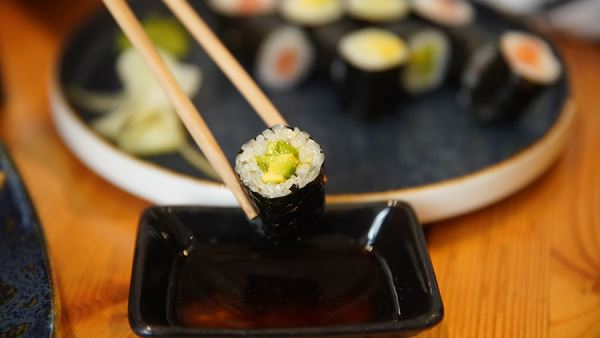 Врач Титова объяснила отсутствие пользы в роллах