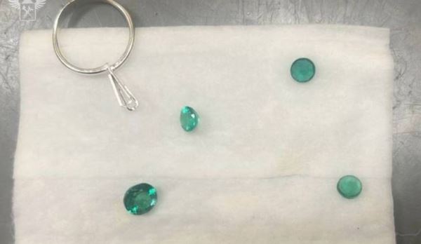 Двое туристов привезли в Домодедово камни на 15 миллионов рублей