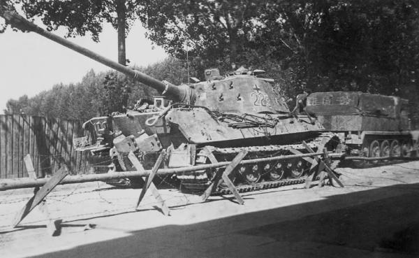 Ох, и тяжелая это работа - из болота тащить подбитый &laquo;Тигр&raquo;