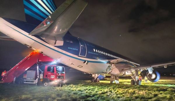 Прокуратура: самолет AZAL выкатился за пределы ВПП в Пулково