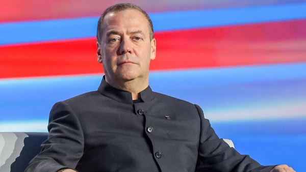 Медведев прокомментировал отмену саммита в Будапеште