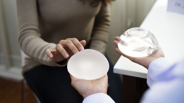 Вы стеснялись, а мы спросили: 10 вопросов хирургу об увеличении груди