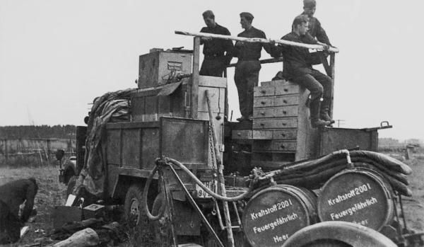 Ох, и тяжелая это работа - из болота тащить подбитый «Тигр»