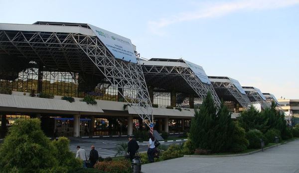 Туристка потребовала миллион с аэропорта за то, что оказалась не в самолете, а в магазине