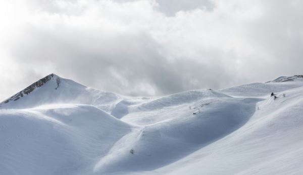 На Камчатке спасатели попытались помочь застрявшим в пурге туристам, но сами оказались в снежном плену