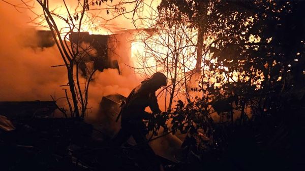 Несколько частных домов загорелись в поселке Дагомыс в Сочи