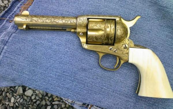 Просто галерея из множества &laquo;кольтов&raquo;