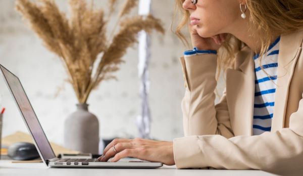 Роскомнадзор подтвердил частичное ограничение работы WhatsApp и Telegram в России