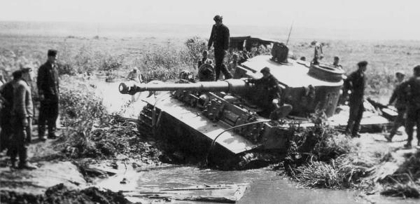 Ох, и тяжелая это работа - из болота тащить подбитый «Тигр»