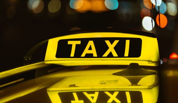 Таксист требовал у интуриста 27 тысяч рублей за поездку из Домодедово в отель