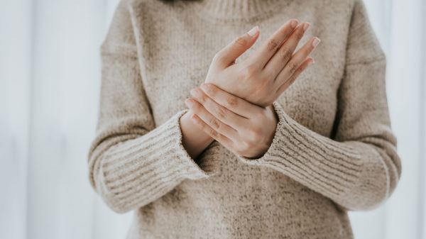 7 ситуаций,  когда покалывание в руках указывает на болезнь