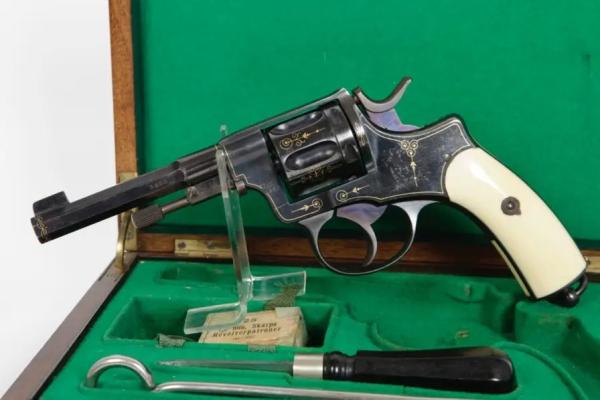 Один-единственный сюжет &ndash; револьверы &laquo;Наган&raquo;