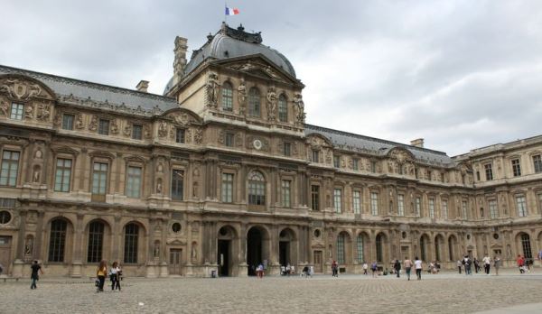 Парижский Лувр закрыт для туристов из-за дерзкого ограбления