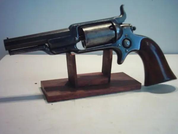 Просто галерея из множества &laquo;кольтов&raquo;