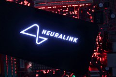 Чипированный Маском пациент научился управлять роботами силой мысли