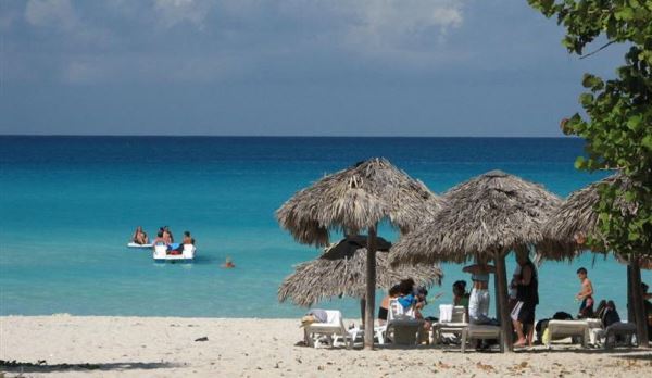 Туристов на Кубе напугали ураганом, комарами и португальскими корабликами