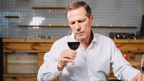 Врач рассказал, почему после 40 особенно важно отказаться от алкоголя