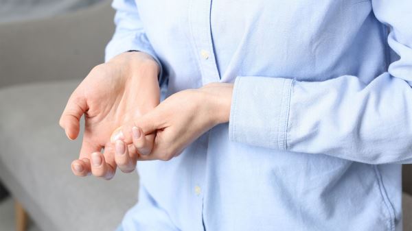 7 ситуаций,  когда покалывание в руках указывает на болезнь