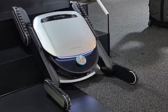 Китайская компания представила шагающий по лестницам пылесос