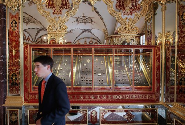 Лувр ограбили всего за семь минут. Как это стало возможным и почему похитить даже самые охраняемые сокровища из музеев так легко?